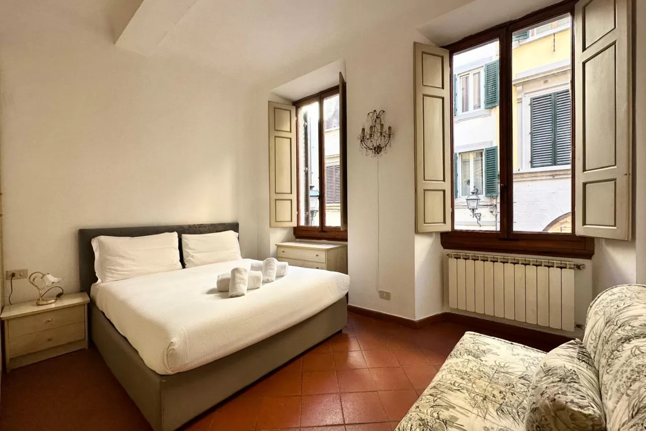San Lorenzo Florence apartment bedroom