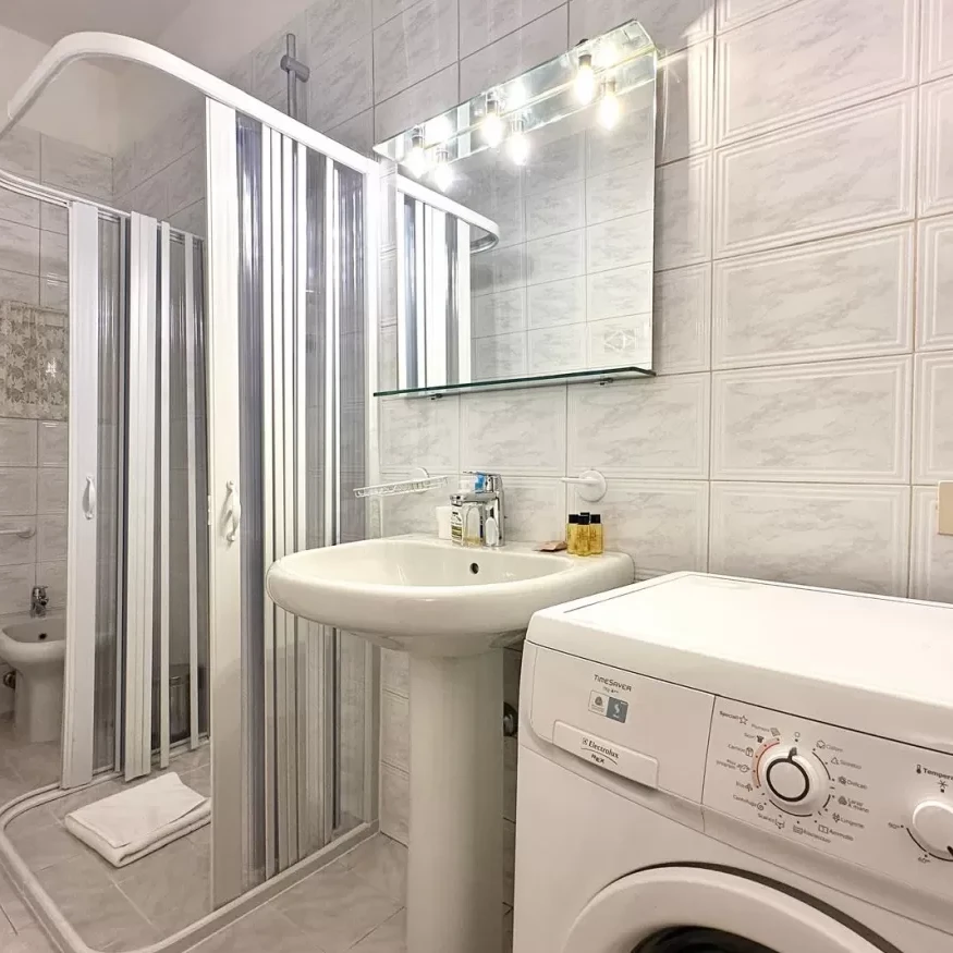 San Lorenzo Florence apartment bathroom