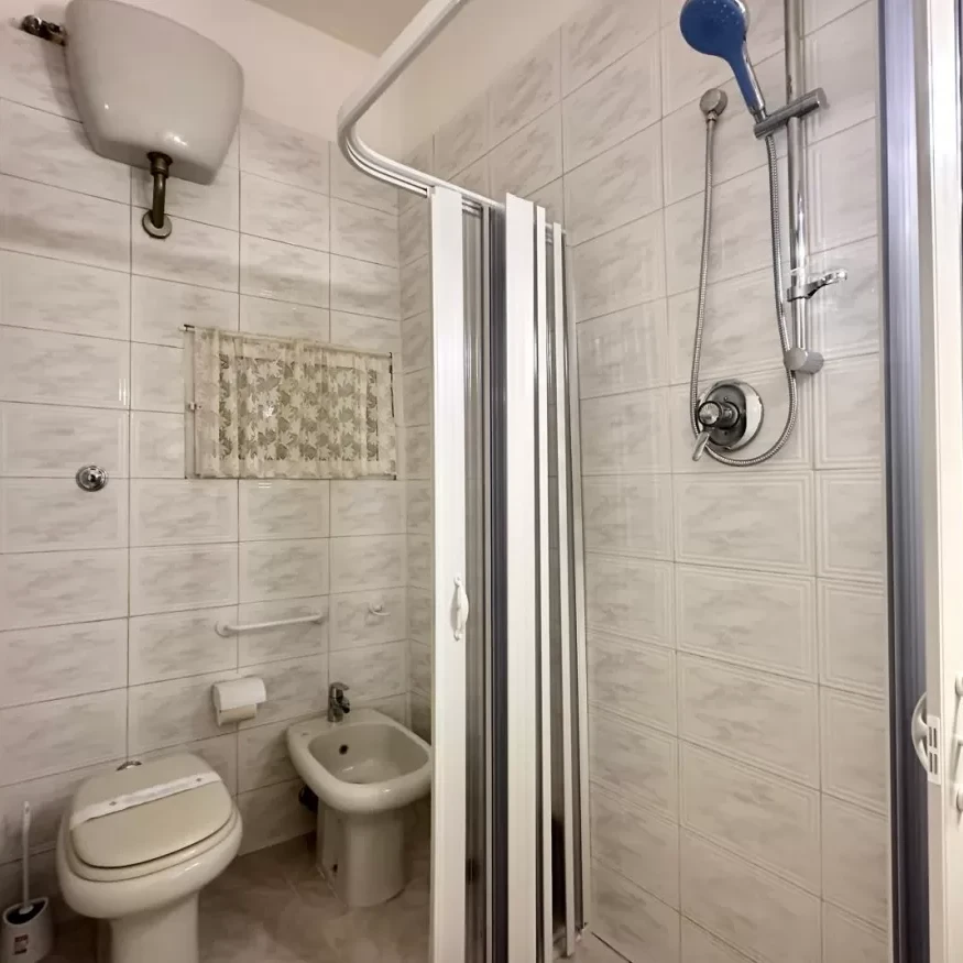 San Lorenzo Florence apartment bathroom